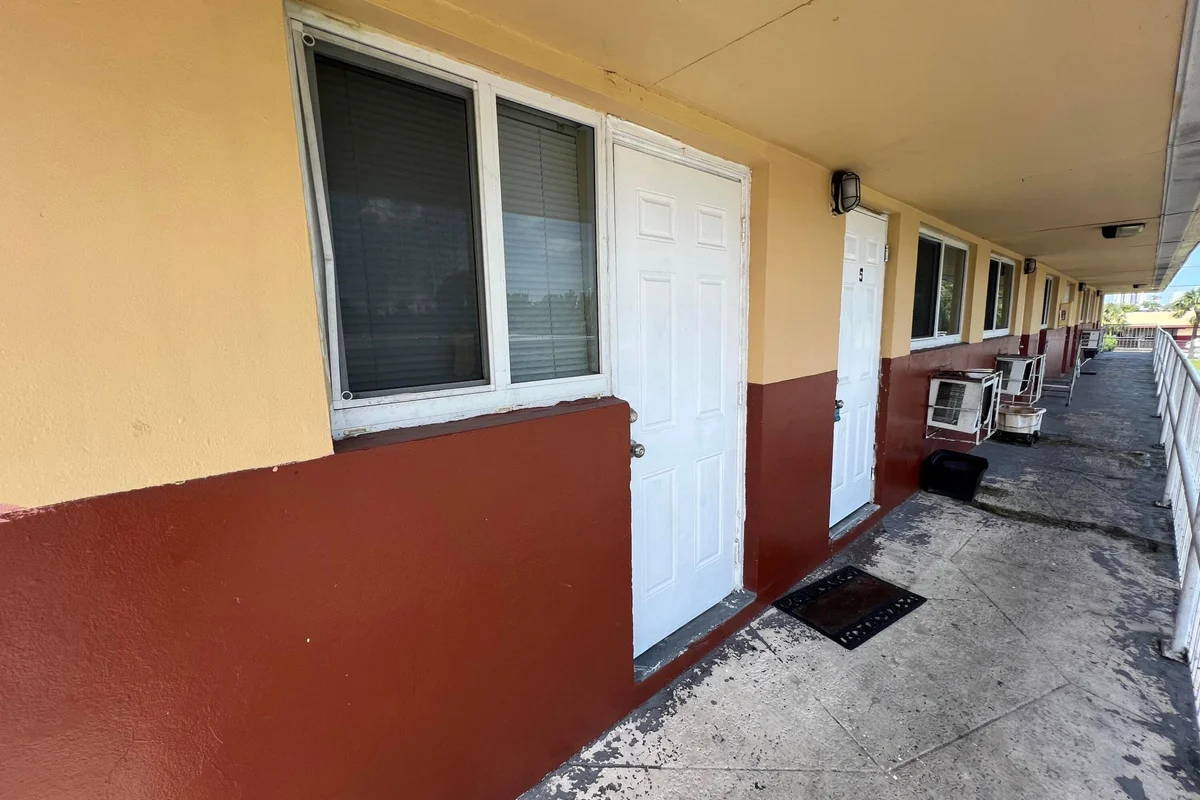 800 NW 11th Ave #5, Fort Lauderdale: photo 1 of 12