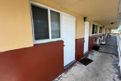 800 NW 11th Ave #5, Fort Lauderdale: photo 1 of 12