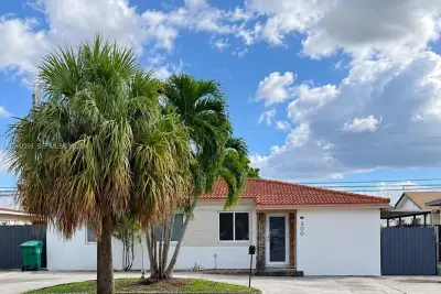 300 SW 69th Ave, Miami: photo 1 of 7