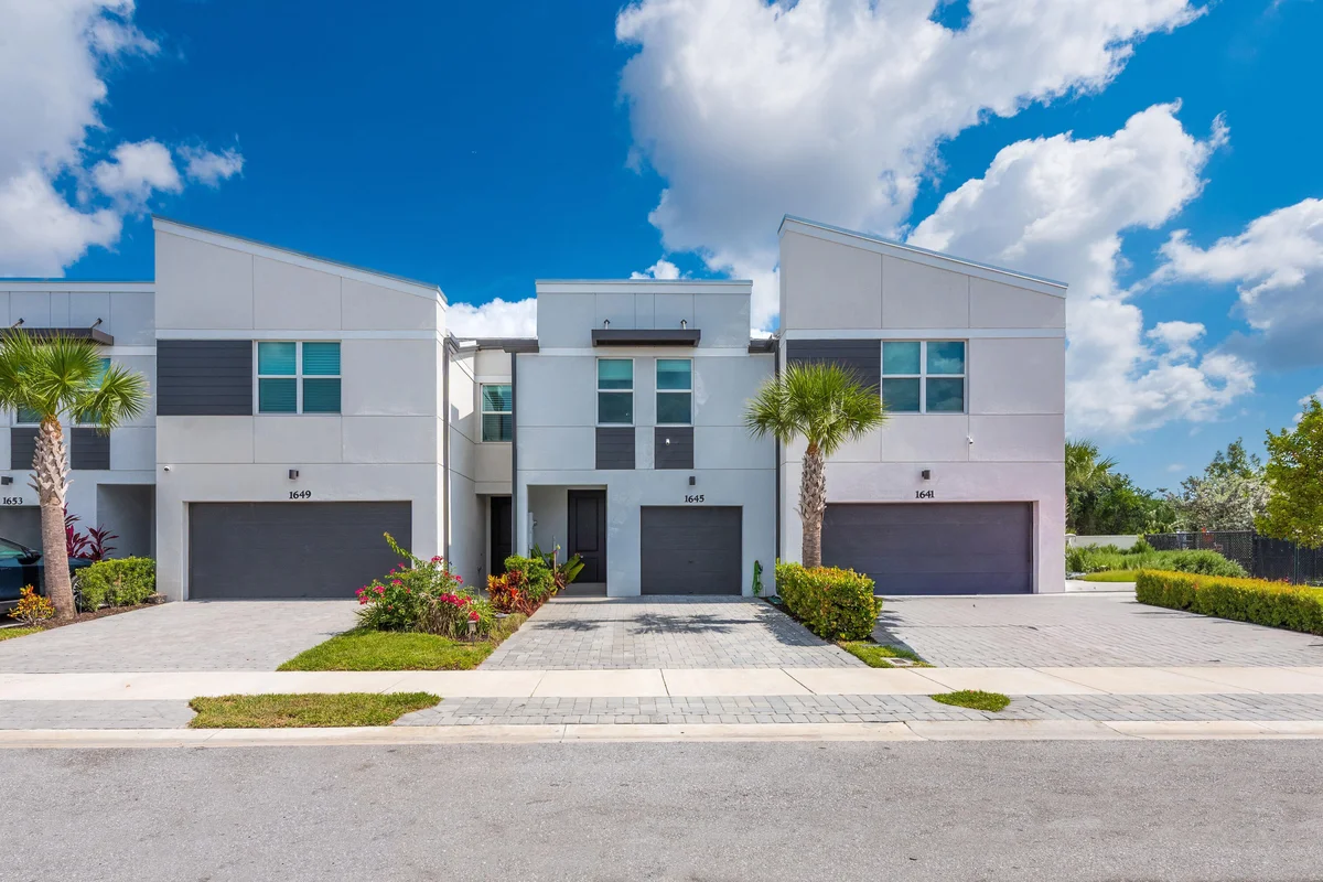 1645 Lindley St, Mangonia Park: photo 1 of 29