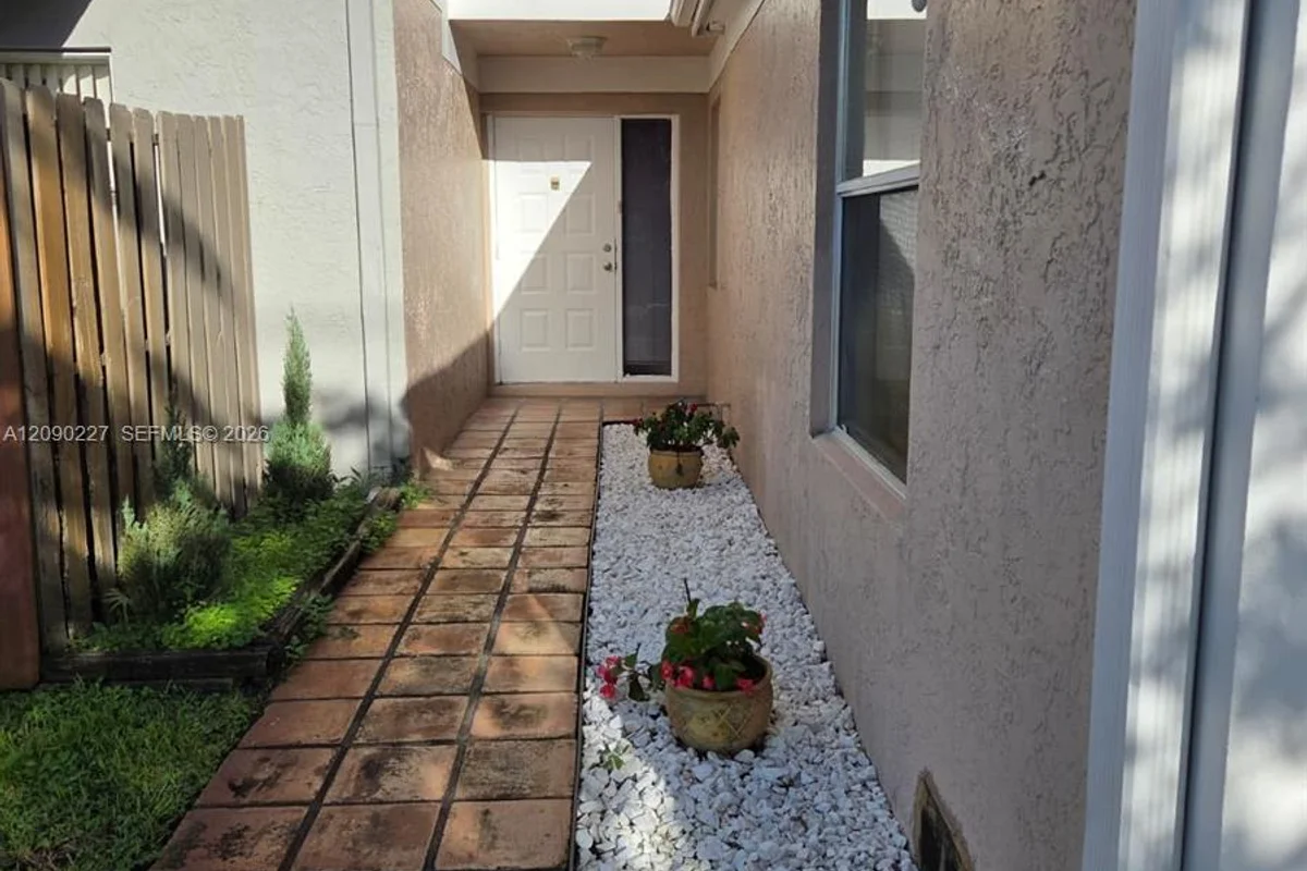 Townhouse in Pembroke Pines: photo 1 of 23