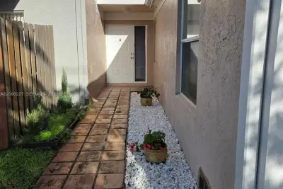 Townhouse in Pembroke Pines: photo 1 of 23
