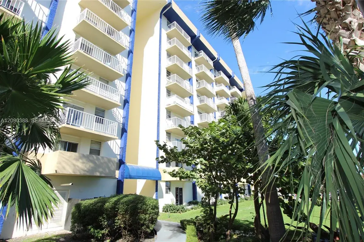 4550 NW 9 St #406E, Miami: photo 1 of 28