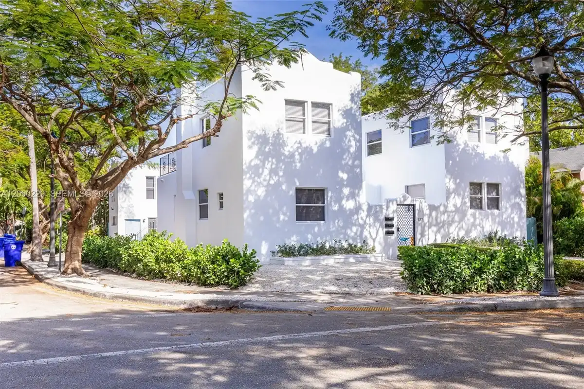 137 NE 47th St, Miami: photo 1 of 28