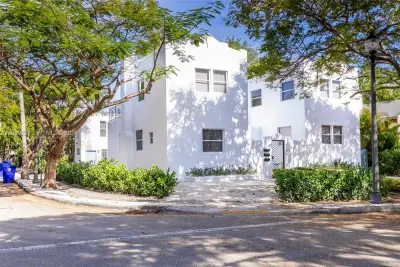 137 NE 47th St, Miami: photo 1 of 28
