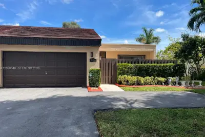 19505 E Lake Dr, Hialeah: photo 1 of 18