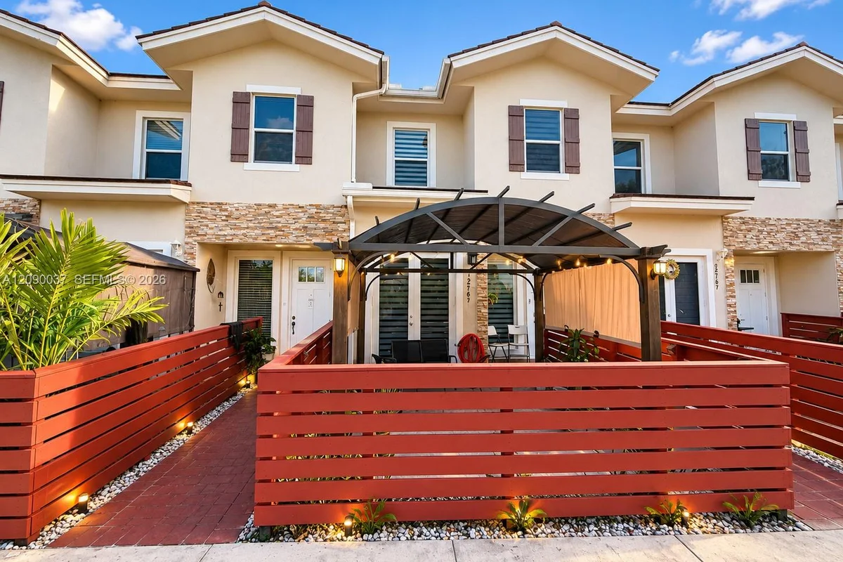 Townhouse in Homestead: photo 1 of 15