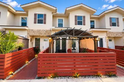 Townhouse in Homestead: photo 1 of 15