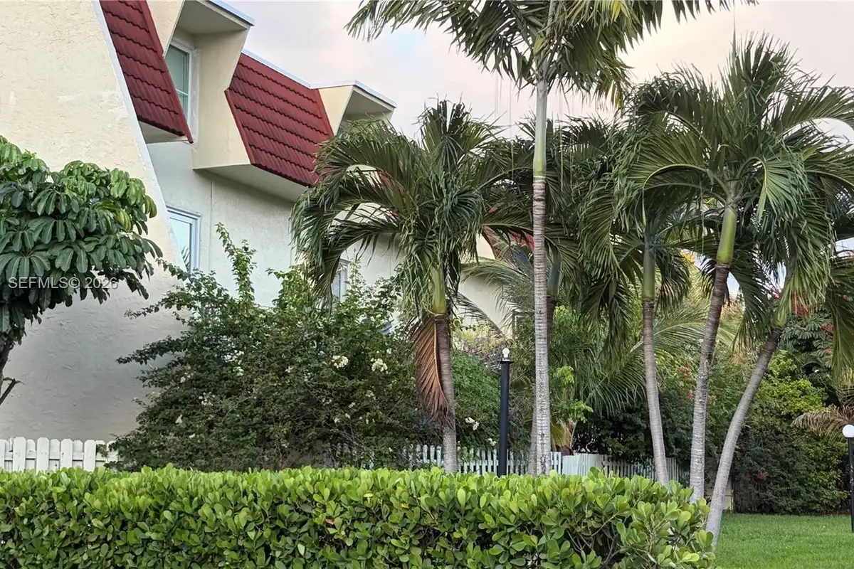 1655 NE 115th St #12B, Miami: photo 1 of 5