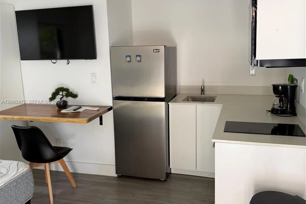 910 SW 8th Ave #B, Miami: photo 1 of 6