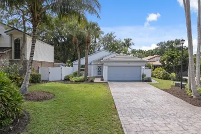 4120 NW 1st Ct, Delray Beach: photo 1 of 27