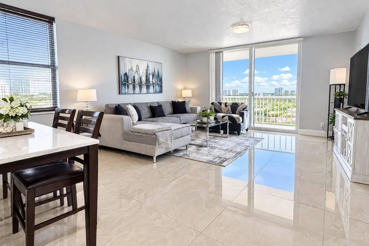 427 Golden Isles Dr #10D, Hallandale Beach: photo 1 of 9