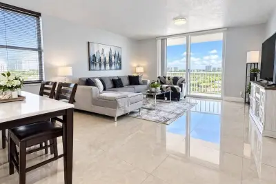427 Golden Isles Dr #10D, Hallandale Beach: photo 1 of 9