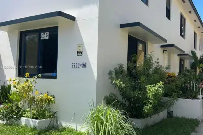 7734 Byron Ave #6, Miami Beach: photo 1 of 9