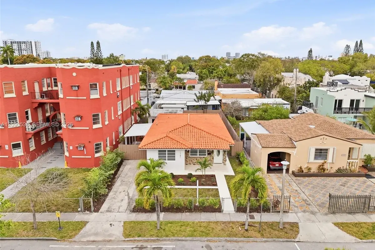 1781 SW 13th St, Miami: photo 1 of 22