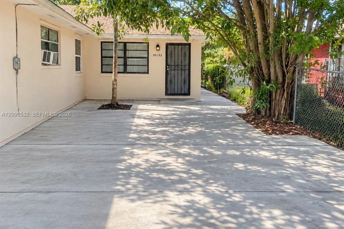 10132 W Indigo St, Miami: photo 1 of 26