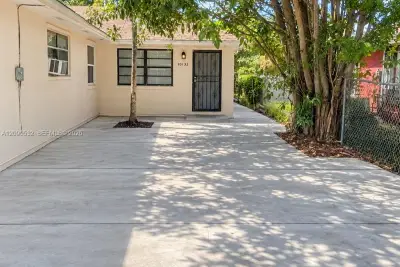 10132 W Indigo St, Miami: photo 1 of 26