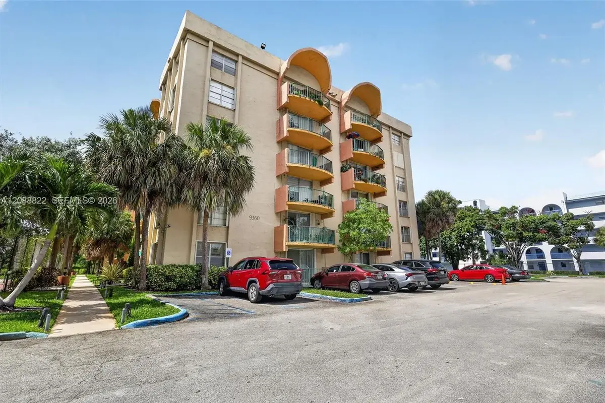 9360 Fontainebleau Blvd #101, Miami: photo 1 of 32