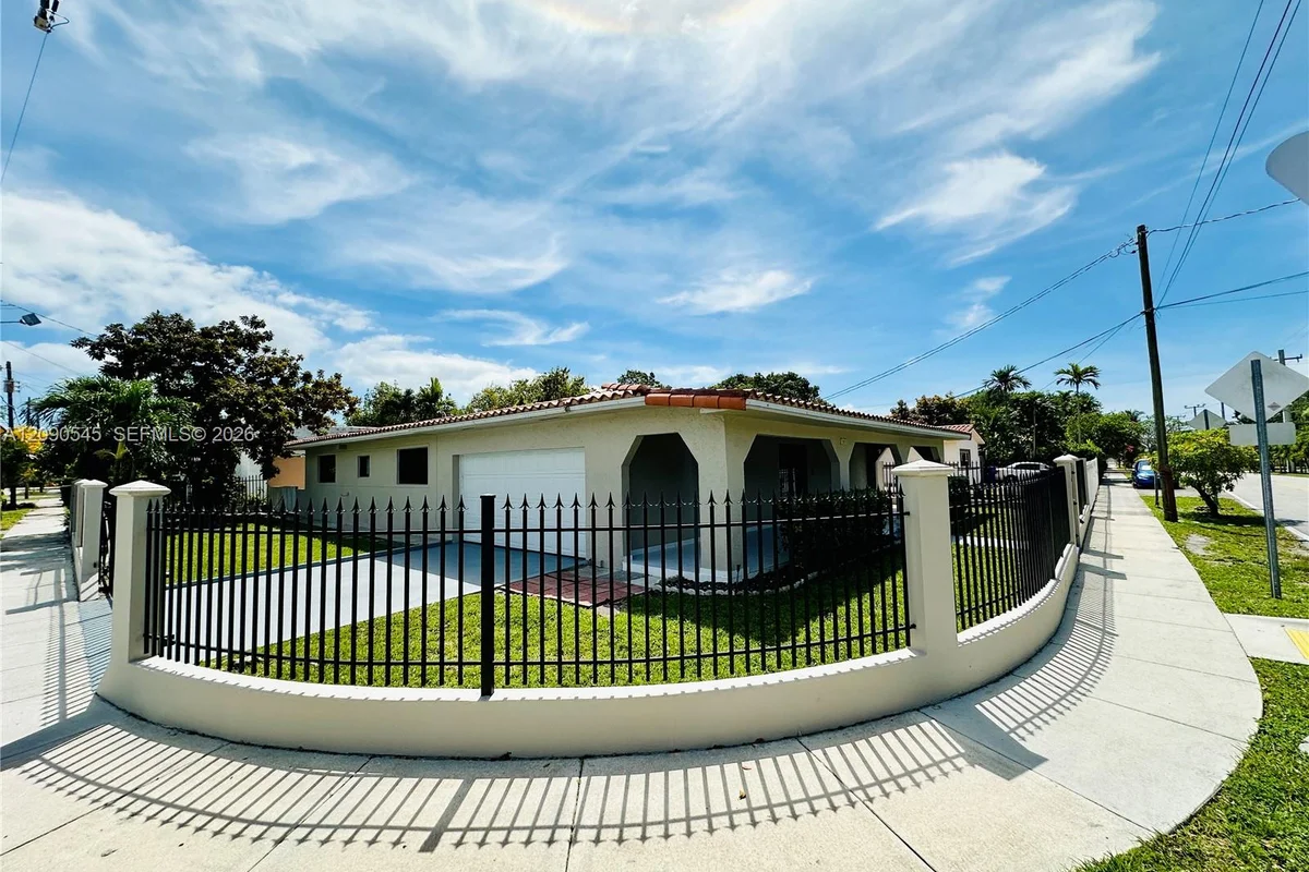201 SW 40th Ave, Miami: photo 1 of 50
