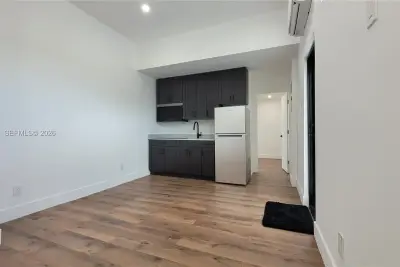 7801 Byron Ave #B, Miami Beach: photo 1 of 12
