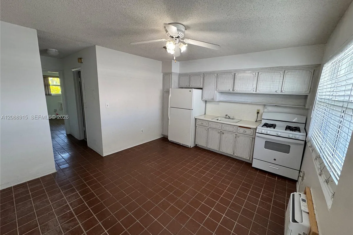 524 Washington Ave #311, Miami Beach: photo 1 of 20