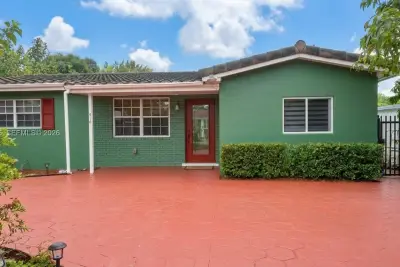 510 NE 161st St, Miami: photo 1 of 17
