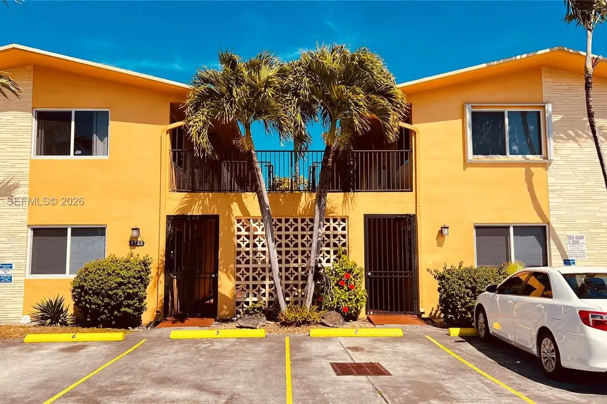 1733 Mayo St #11, Hollywood: photo 1 of 18