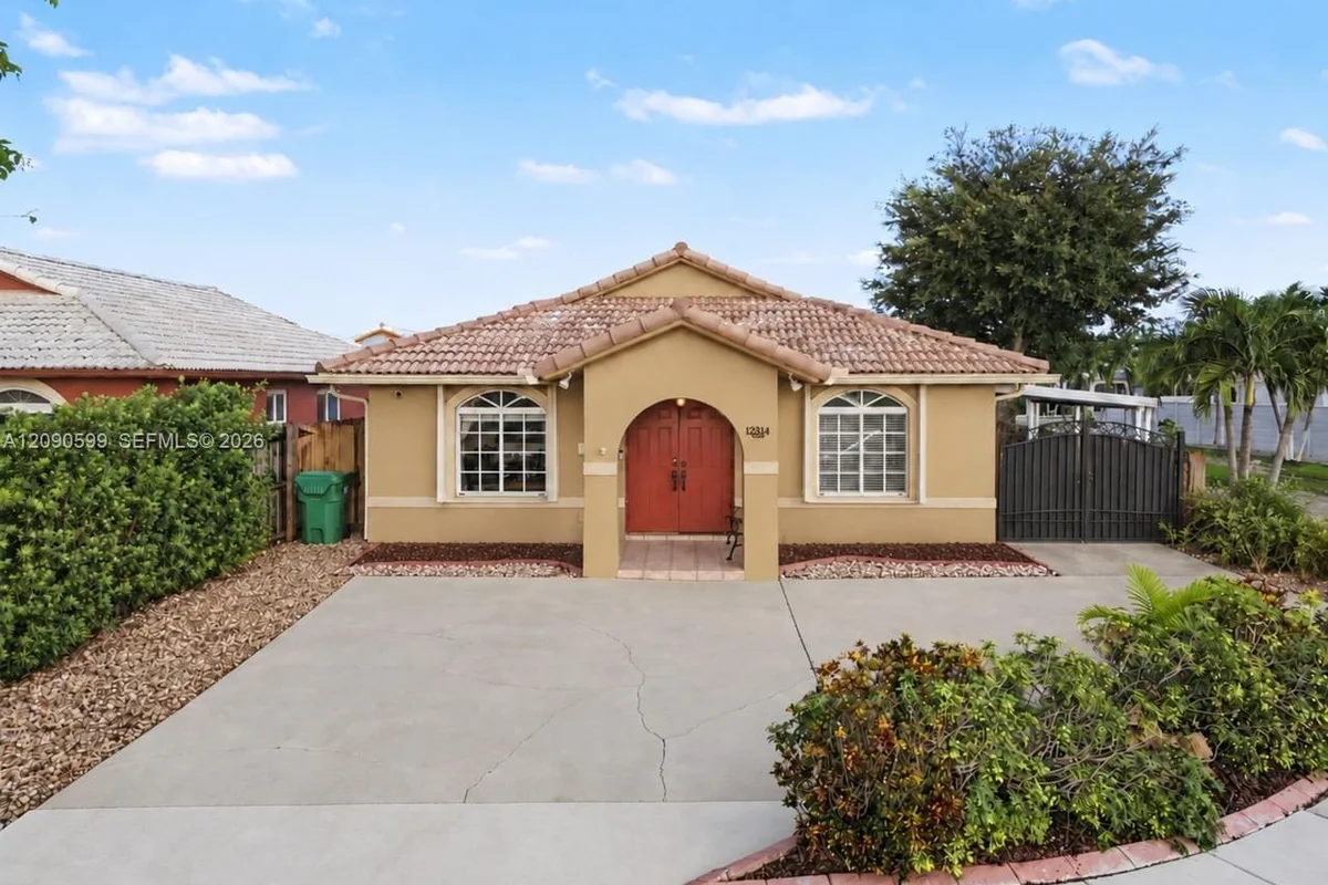 12711 NW 99th Pl, Hialeah Gardens: photo 1 of 35
