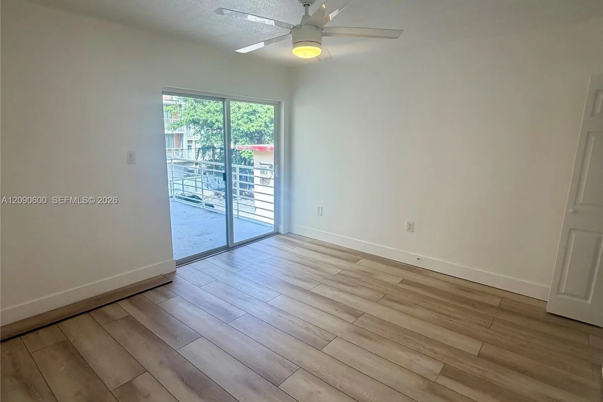 459 SW 4th St #3, Miami: photo 1 of 11
