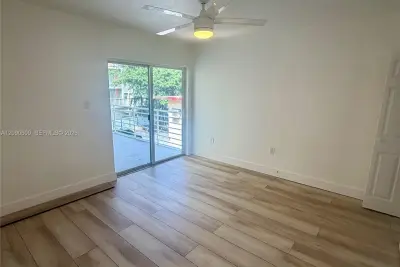 459 SW 4th St #3, Miami: photo 1 of 11