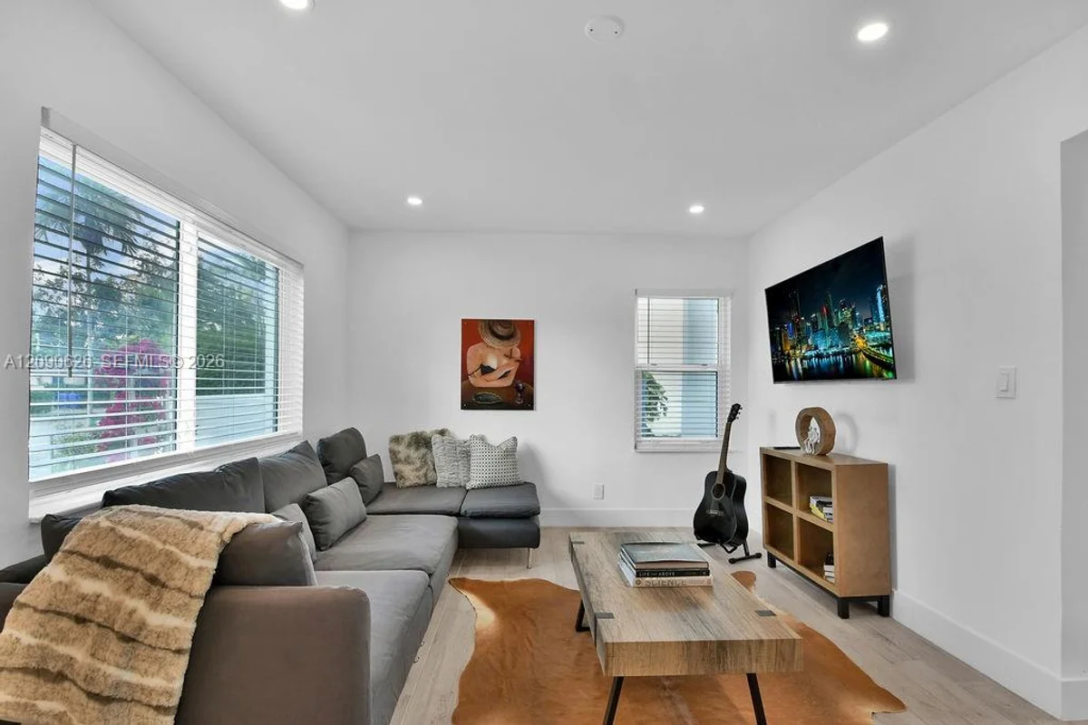 3521 SW 16th St, Miami: photo 1 of 33