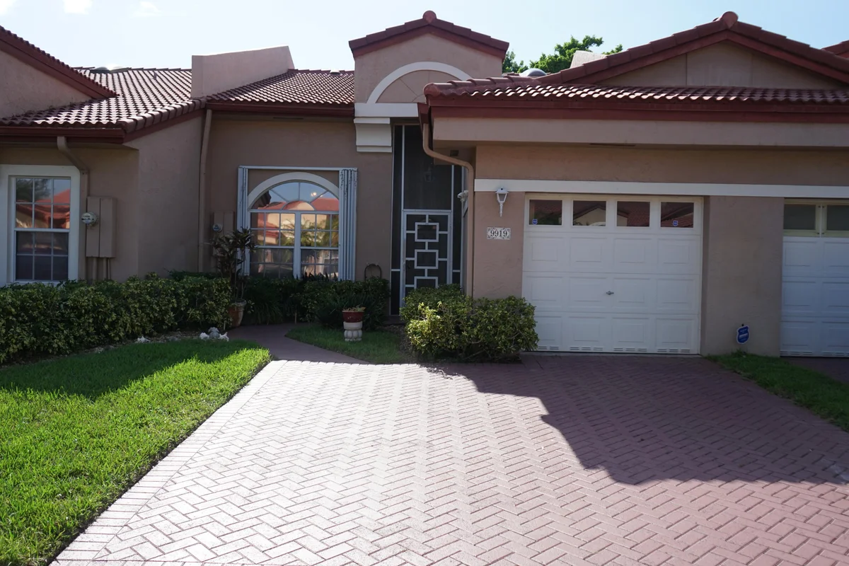 9919 Malvern Dr, Tamarac: photo 1 of 23