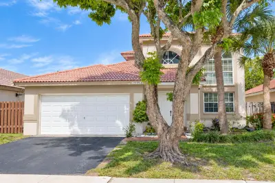 3154 NW 72nd Ave, Margate: photo 1 of 25