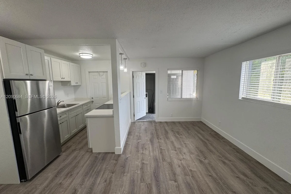 2325 Arthur St #10, Hollywood: photo 1 of 23
