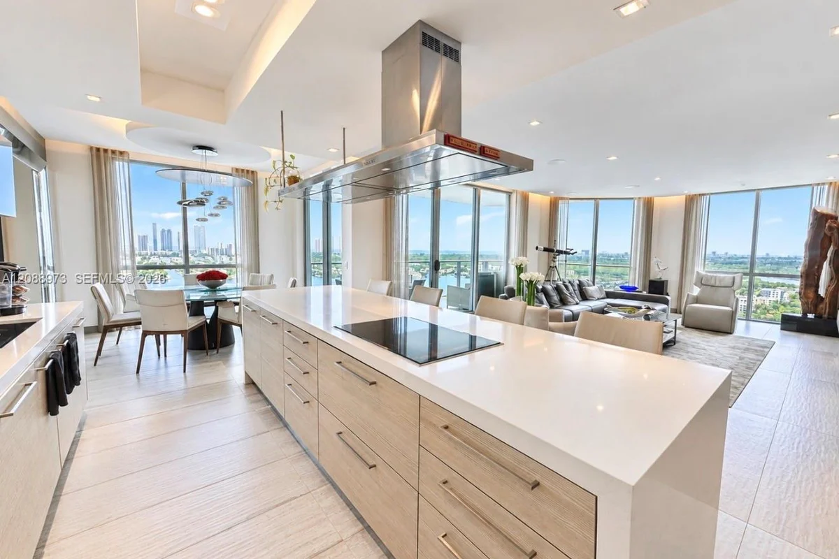 17111 Biscayne Blvd #2210, North Miami Beach: photo 1 of 32