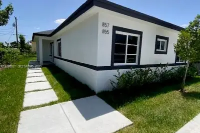 855 SW 1st St, Florida City: photo 1 of 11
