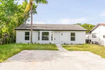 1229 18th Ave N, Lake Worth Beach: photo 1 of 9