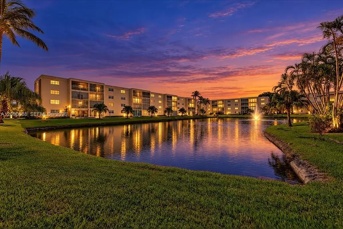 424 SE 10th St #104, Dania Beach: photo 1 of 40