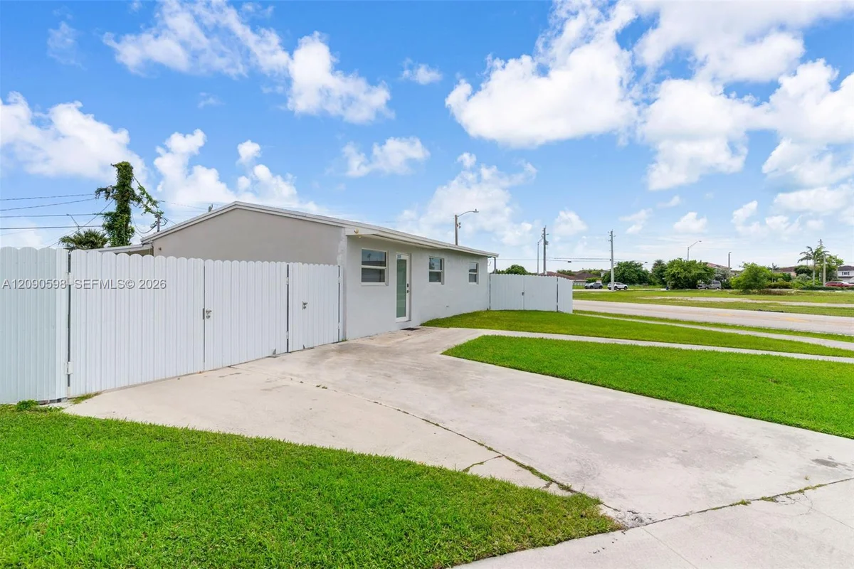 22365 SW 112th Ct, Miami: photo 1 of 4