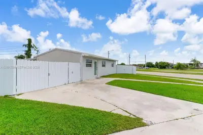 22365 SW 112th Ct, Miami: photo 1 of 4