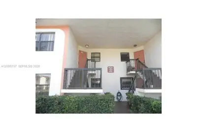 862 NE 209 St #202, Miami: photo 1 of 8