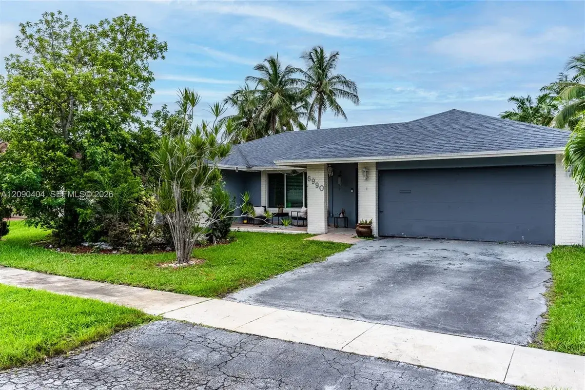 6990 NW 23rd St, Margate: photo 1 of 24