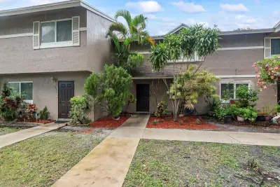 1469 Sussex Dr, North Lauderdale: photo 1 of 22