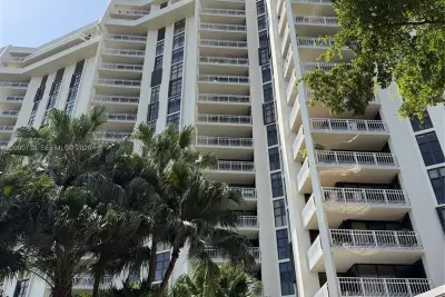 1000 Quayside Ter #1807, Miami: photo 1 of 18