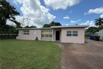House in Fort Lauderdale: photo 1 of 23