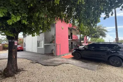191 NW 17th Ave #4, Miami: photo 1 of 17