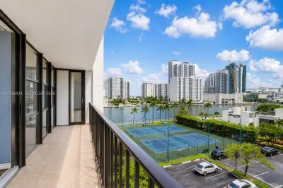 1000 Parkview Dr #614, Hallandale Beach: photo 1 of 13