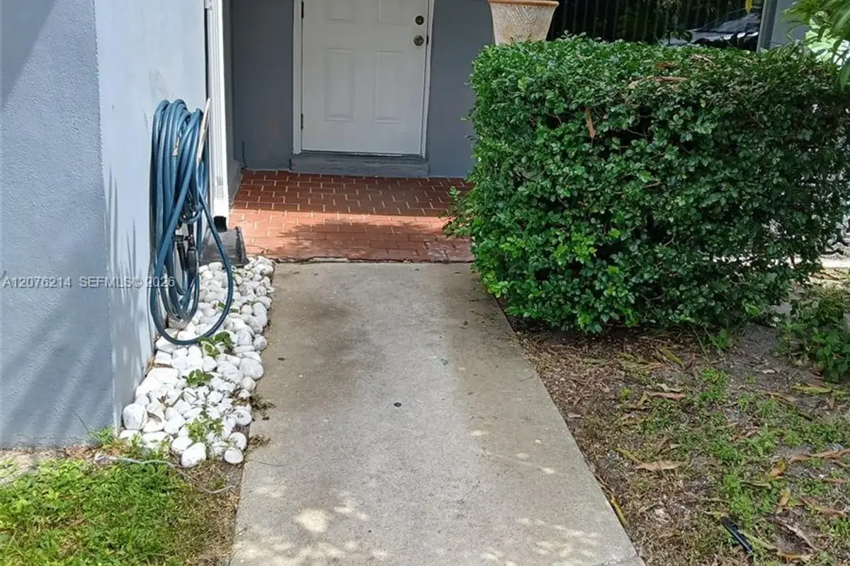 539 S Rainbow Dr, Hollywood: photo 1 of 27