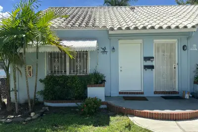 1018 NE 3rd St, Fort Lauderdale: photo 1 of 18