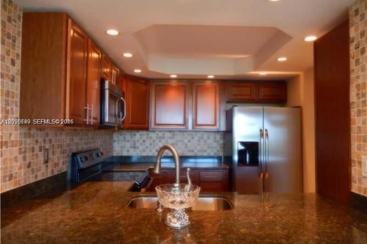Condo in Miami Beach: photo 1 of 32
